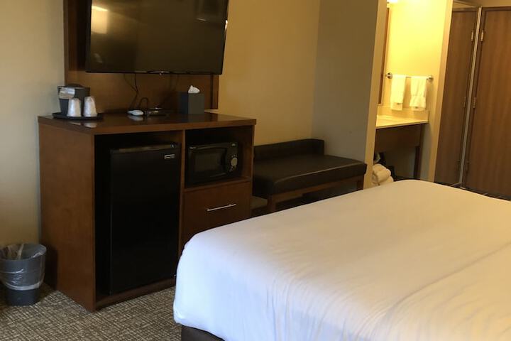 Room 6 of 28