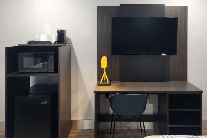 Room 10 of 32