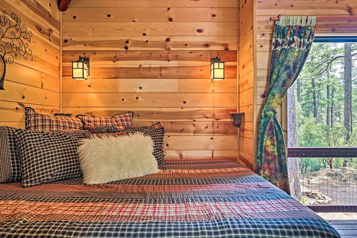 Furnished Deck: Romantic Strawberry / pine Studio!