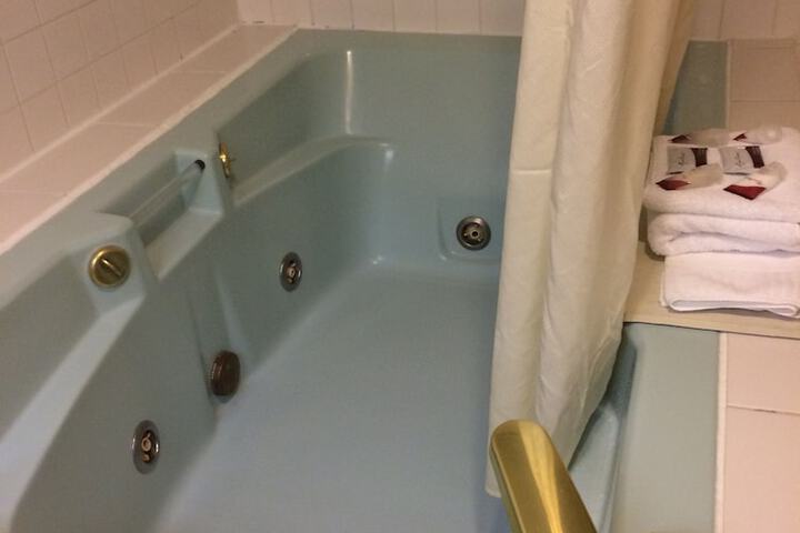 Hot Tub 33 of 36