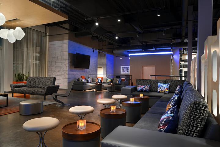 Lounge 47 of 59