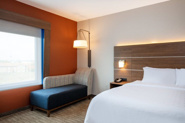 Room 28 of 62