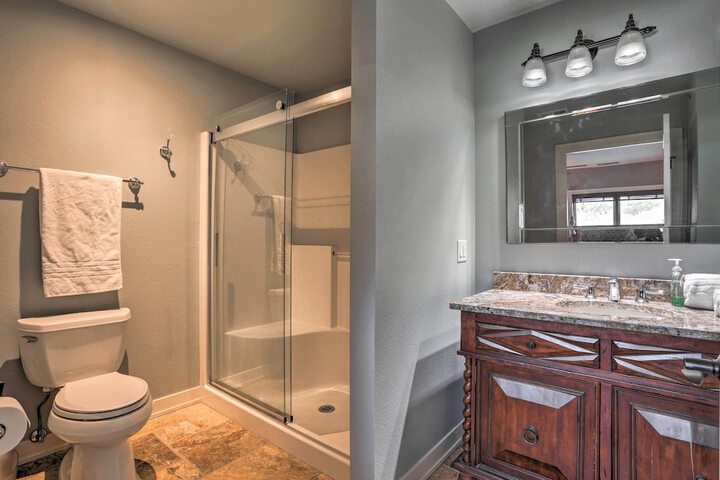 Main Street Strugis Apt w / High-end Features