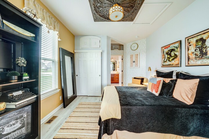 Spacious Waterfront Yorkville Getaway w / Yard