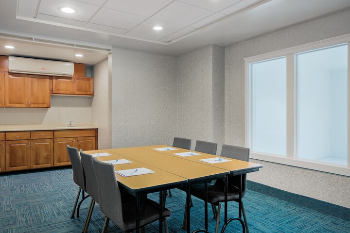 Holiday Inn Express & Suites Oroville Lake by IHG