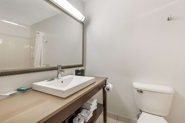 Country Inn & Suites by Radisson Watertown, SD