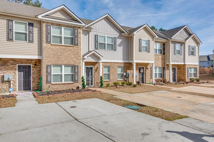 Union City Townhome: 17 Mi to Downtown Atlanta!