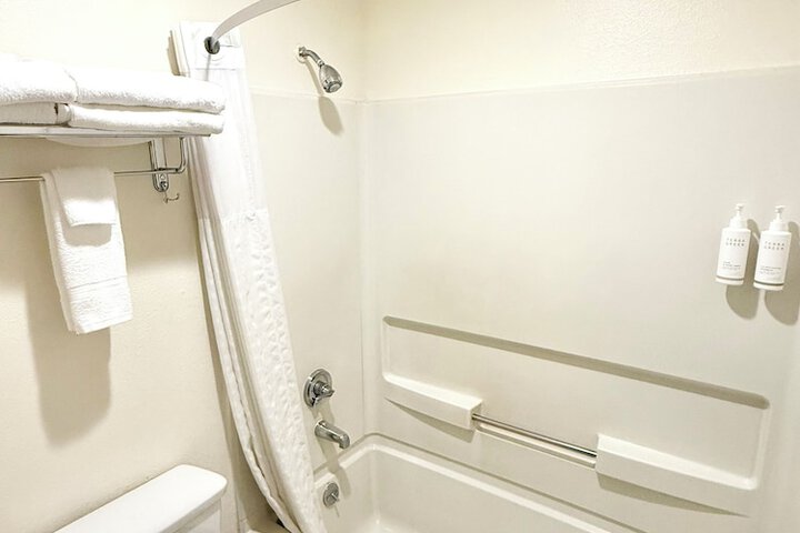 Super 8 by Wyndham Selma / Fresno Area