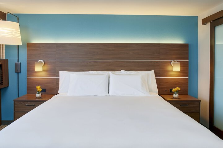Room 28 of 65