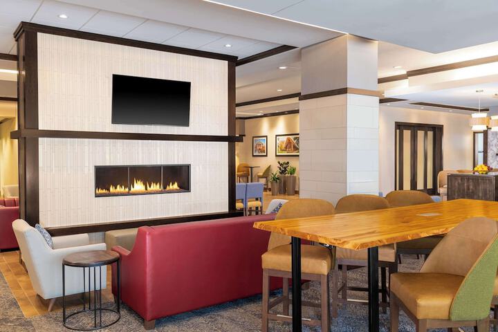 Hampton Inn & Suites Madison / Downtown