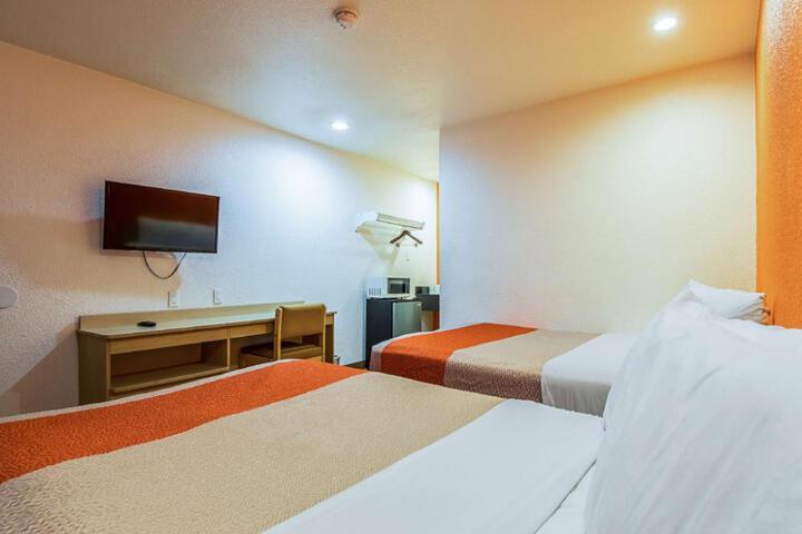 Motel 6-Bakersfield CA - Airport