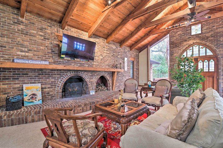 Grand Valrico Home w / Deck Fire Pit & Yard!