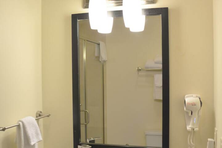 Days Inn & Suites by Wyndham Milwaukee