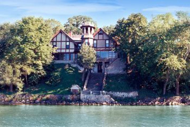 Spicer Castle Inn & Restaurant
