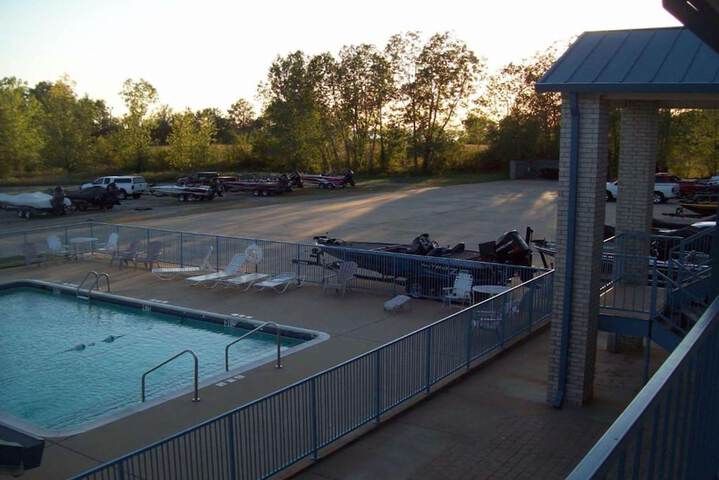 Days Inn by Wyndham Grove