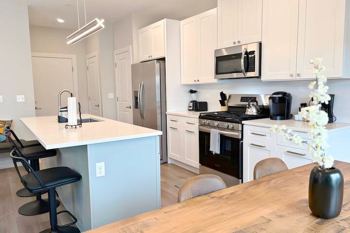 4BR Townhouse with Parking - WV rep 3