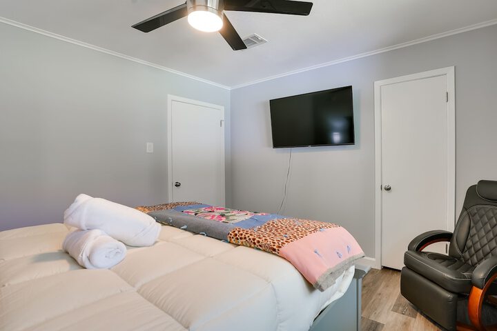 Lakefront Retreat in Jefferson w / Screened Porch!