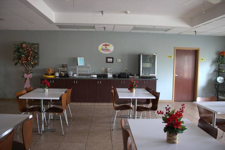 Dining 20 of 23