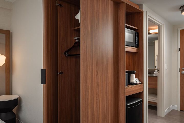 Room 32 of 42