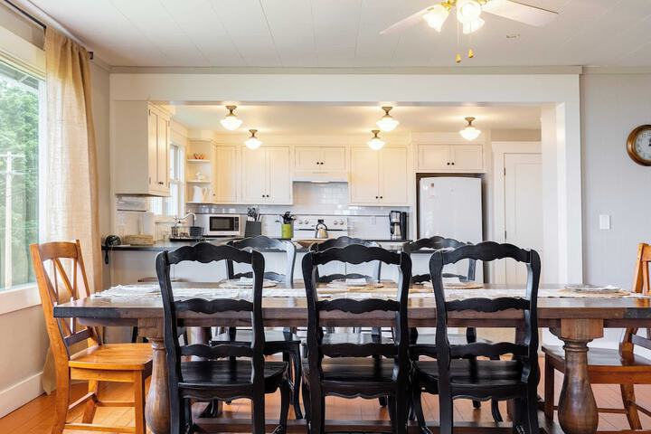 Private Beach Access + Water Views! Sleeps 18 Historic 6bdr Farmhouse w / Deck