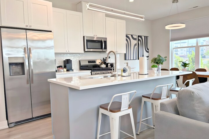 Modern 4BR with Parking - WV rep 4