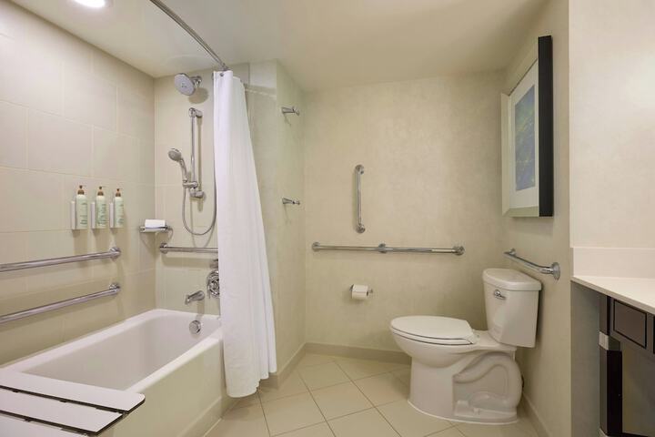 Renaissance Arlington Capital View Hotel