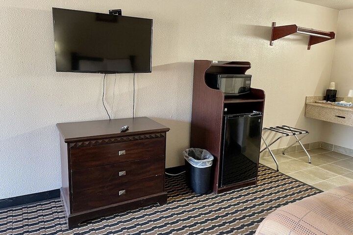 Room 11 of 16