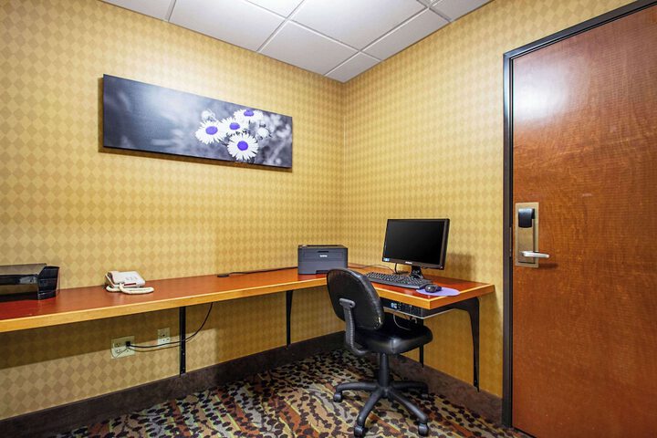 MainStay Suites Madison - Monona