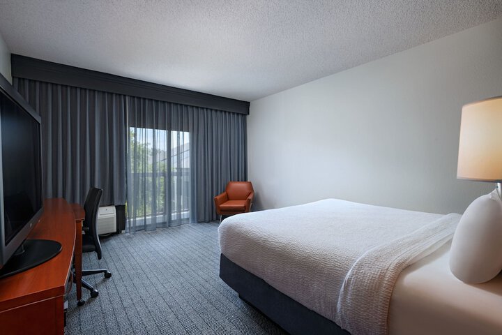 Courtyard by Marriott Dallas Arlington / Entertainment Dist