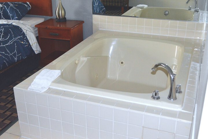 Americas Best Value Inn & Suites St. Cloud