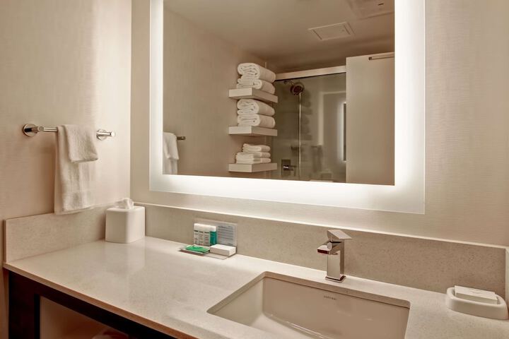 Room 32 of 46