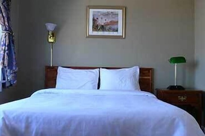 Commodore Hotel & Café