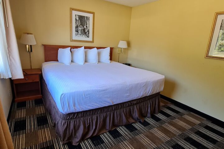 Oakridge Inn & Suites