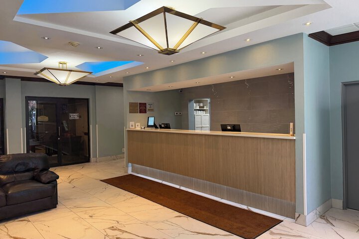 Hilltop Inn & Suites
