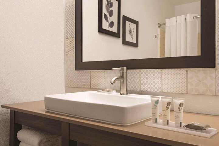 Country Inn & Suites by Radisson Pella, IA