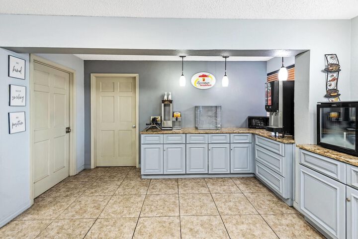 Super 8 by Wyndham Independence Kansas City