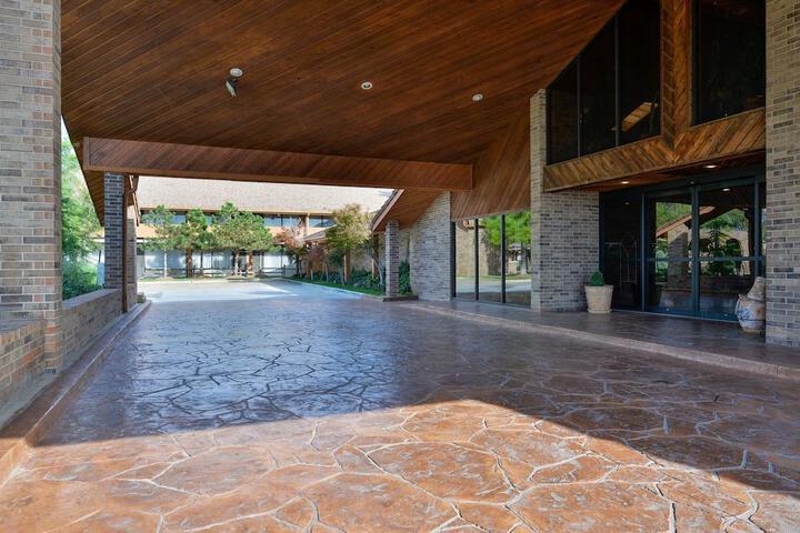Best Western Plus Saddleback Inn & Conference Center