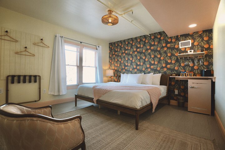 Peninsula Bed & Cocktails