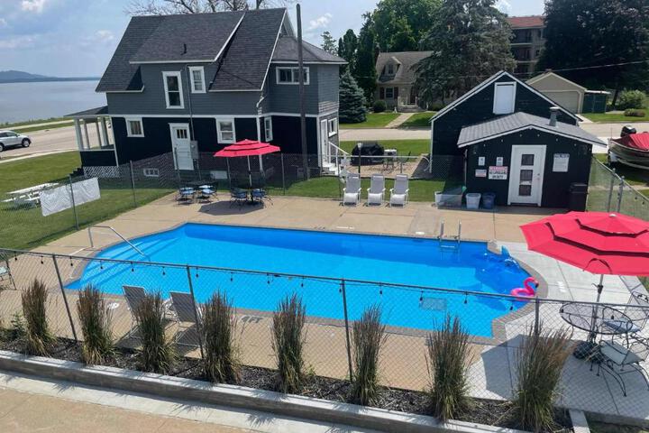 3 Bedroom House with Lake Pepin views with access to shared pool