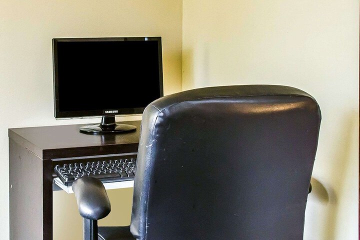 Business Center 17 of 17