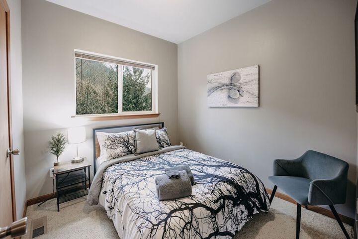 20gs - Wifi - F / p - W/d - Sleeps 6 3 Bedroom Home by RedAwning