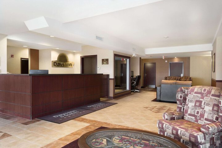 Days Inn & Suites by Wyndham Langley