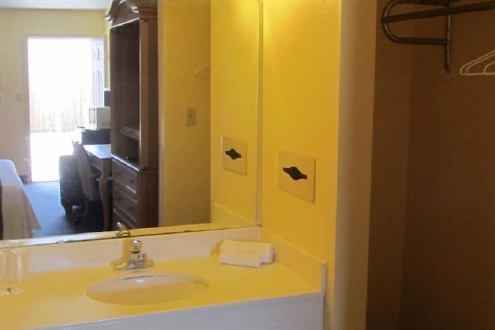 Room 6 of 12