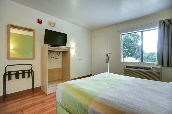 Room 25 of 28