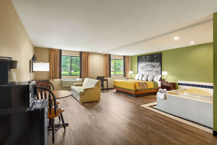 Super 8 by Wyndham Ankeny / Des Moines Area