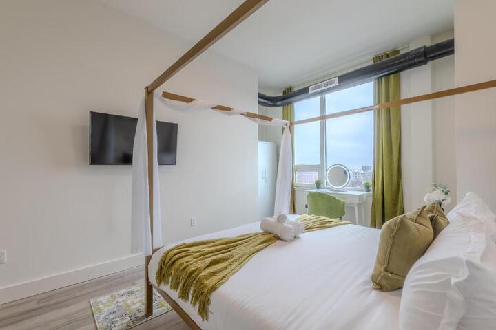 Emerald Escape Free Parking, 2 Bath, Sleeps 8 Near American Dream and The Airport, King Bed and 2 Queen Beds, Washer and Dryer