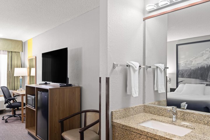 Super 8 by Wyndham Baker City