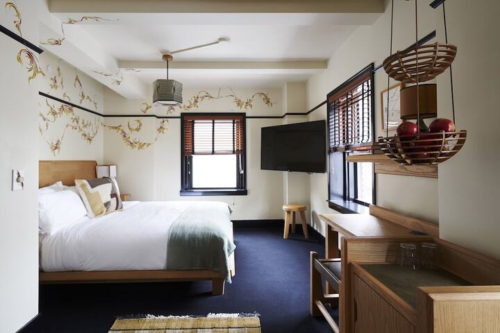 Room 26 of 102