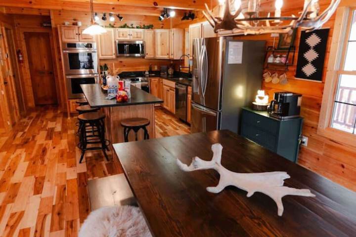 Sleeps 16! Luxury Cabin With Game Room & Hot Tub