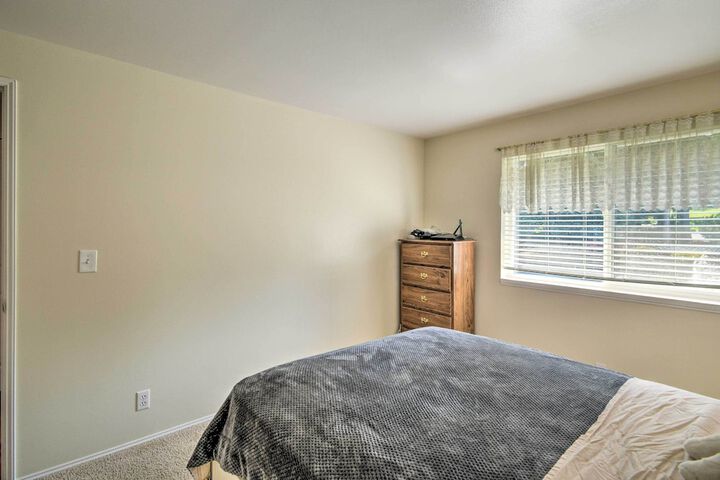 Spacious Family Home on Golf Course: Hike & Bike!